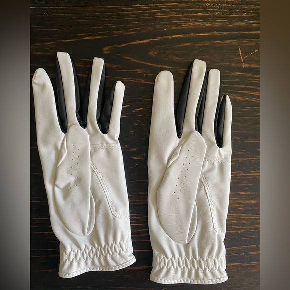 Callaway, weather span women’s golf gloves - Picture 2 of 4